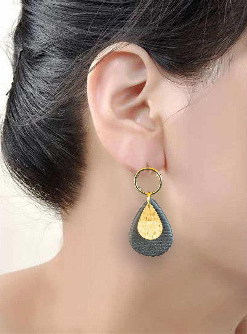 Teardrop Dangle in Black
